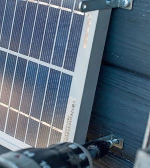 Solcelle ventilator: Sæt solcellepanelet op Solcelle ventilator: Sæt solcellepanelet op